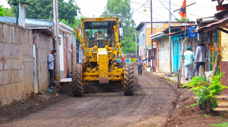 Maquinaria de la Alcaldía de Managua en las labores de construcción del programa Calles para el Pueblo en el barrio Concepción de María en el Distrito 6 de Managua.