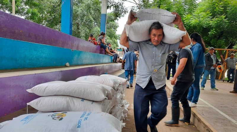 Productores de Masaya reciben su bono tecnológico.