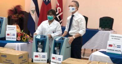 Embajador de Taiwán junto a la Ministra de Salud, Martha Reyes, durante la entrega de la donación de concentradores de oxígeno