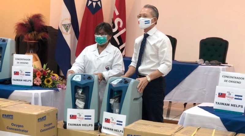 Embajador de Taiwán junto a la Ministra de Salud, Martha Reyes, durante la entrega de la donación de concentradores de oxígeno