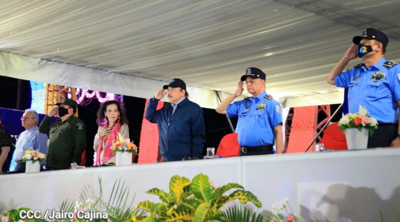 Comandante Daniel Ortega, Compañera Rosario Murillo, Primer Comisionado, Francisco Javier Díaz Madriz y el general de Ejército Julio Cesar Avilés Castillo en el 42 Aniversario de la Policía Nacional.