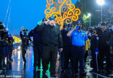 Presidente Daniel Ortega junto al Primer Comisionado, Francisco Javier Díaz Madriz, Director General de la Policía Nacional en el desfile policial de la Policía Nacional.