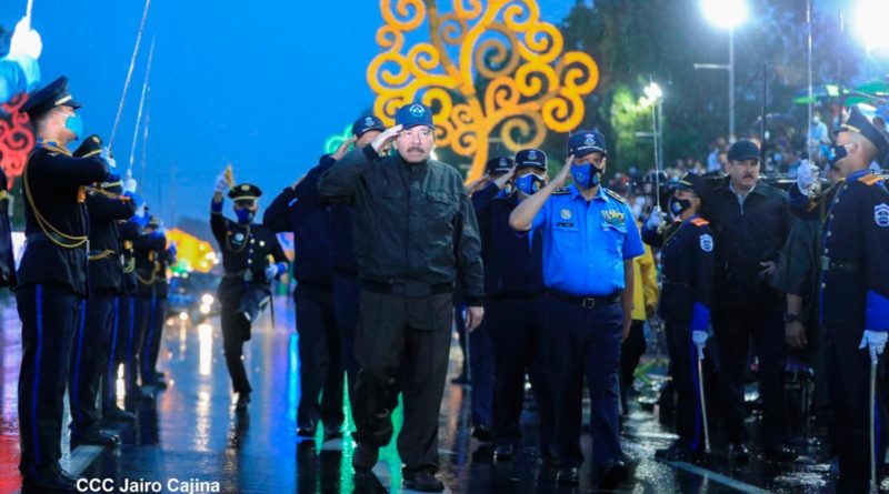 Presidente Daniel Ortega junto al Primer Comisionado, Francisco Javier Díaz Madriz, Director General de la Policía Nacional en el desfile policial de la Policía Nacional.