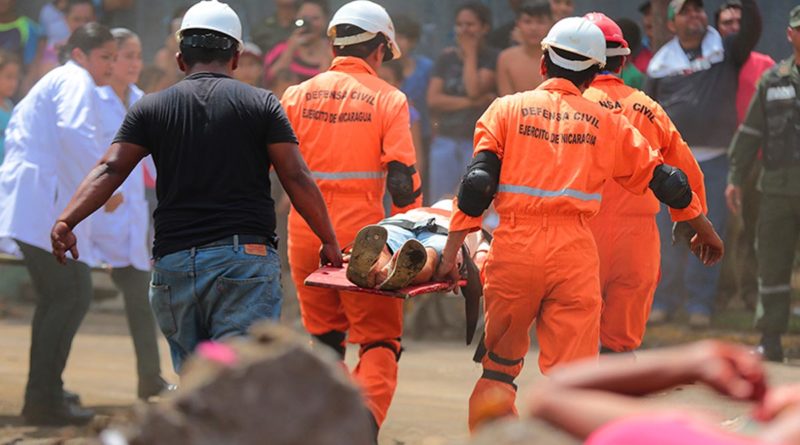 Miembros del SINAPRED durante un ejercicio de protección a la vida