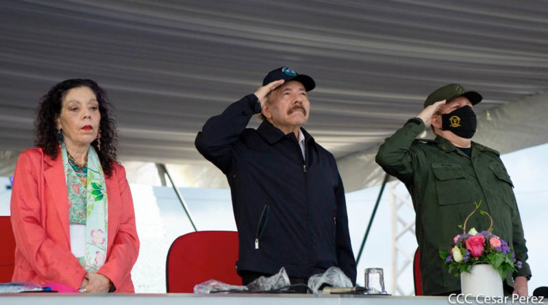 Vicepresidenta Rosario Murillo, Comandante Daniel Ortega y General de Ejército Julio César Avilés, durante el acto central de conmemoración del 42 aniversario de constitución del Ejército de Nicaragua.