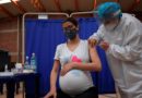Mujer embarazada siendo vacunada contra la COVID-19
