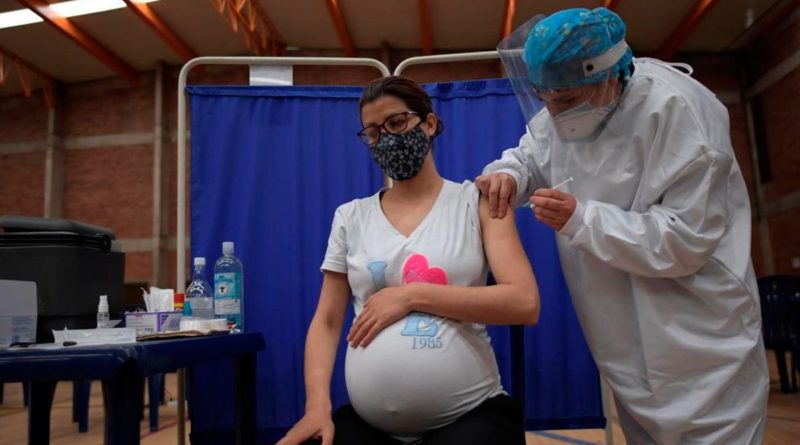 Mujer embarazada siendo vacunada contra la COVID-19