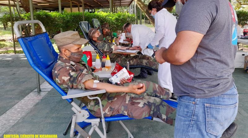 Efectivos militares de la Escuela Nacional de Adiestramiento Básico de Infantería “Soldado Ramón Montoya” del Ejército de Nicaragua participando en jornada de donación voluntaria de sangre.