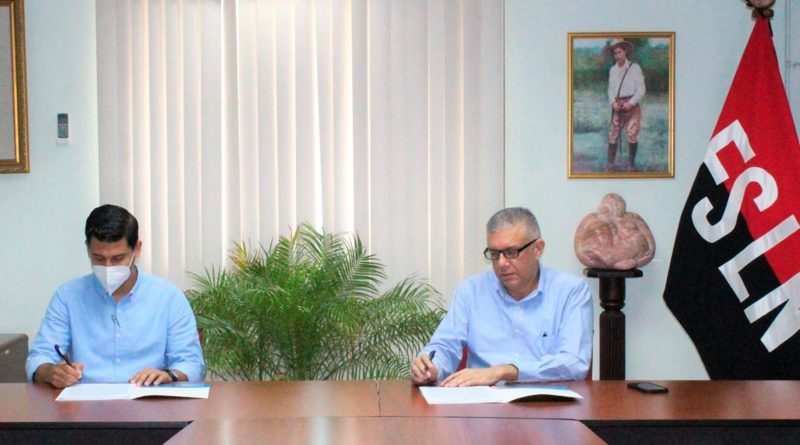 Presidente ejecutivo de ENACAL, Ervin Barreda, firmando contrato para la Operación Automatizada de Equipos de Bombeo y Tanques de Almacenamiento en Altamira, Managua.