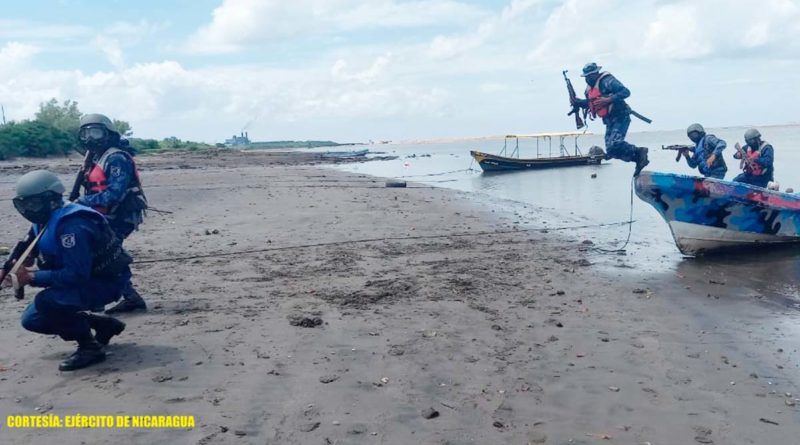 Miembros de la Fuerza Naval durante el ejercicio de protección marítima