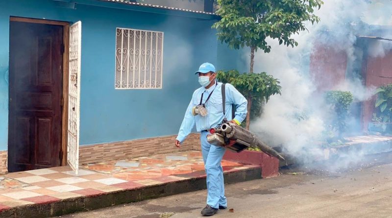 Brigadista del MINSA durante la fumigación en el barrio Ayapal