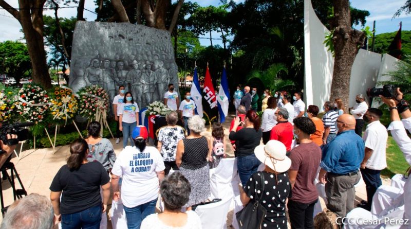 Homenaje al maestro Arnoldo Guillén al pie de su última obra monumental el friso mural “Los Héroes de Nicaragua”.