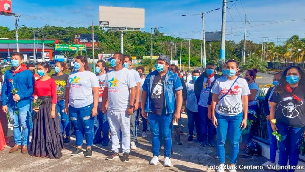 Juventud Sandinista rindiendo homenaje a ala gesta heroica de Rigoberto López Pérez en su monumento en Managua