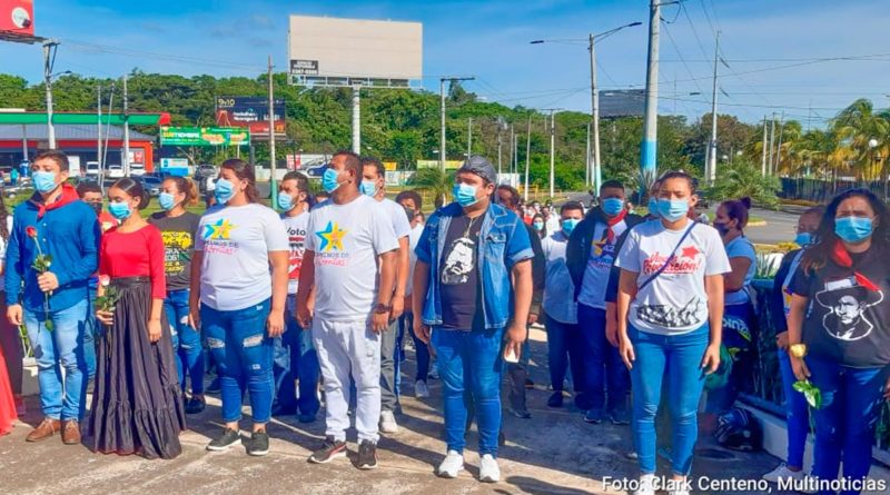 Juventud Sandinista rindiendo homenaje a ala gesta heroica de Rigoberto López Pérez en su monumento en Managua