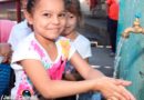 Niña en un centro educativo de Nicaragua lavándose las manos
