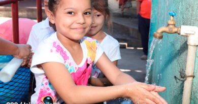 Niña en un centro educativo de Nicaragua lavándose las manos