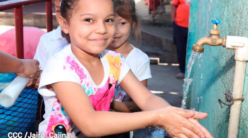 Niña en un centro educativo de Nicaragua lavándose las manos