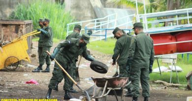 Efectivos del Ejército de Nicaragua en jornada ecológica en la laguna de Tiscapa de Managua