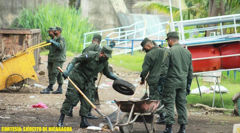 Efectivos del Ejército de Nicaragua en jornada ecológica en la laguna de Tiscapa de Managua