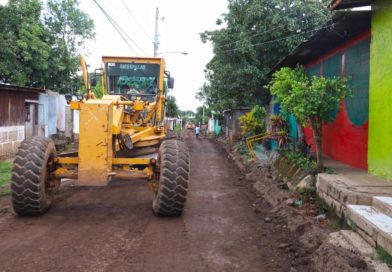 Maquinaria de la Alcaldía de Managua en las obras en el barrio Carlos Núñez Sur en el Distrito 7 de la capital.