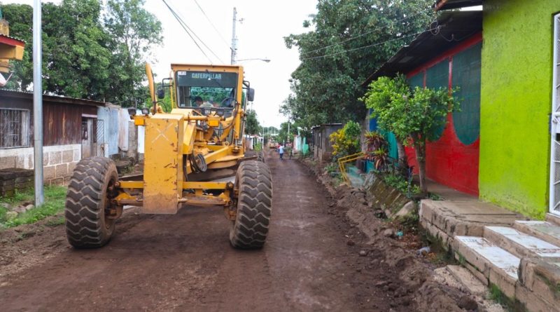 Maquinaria de la Alcaldía de Managua en las obras en el barrio Carlos Núñez Sur en el Distrito 7 de la capital.