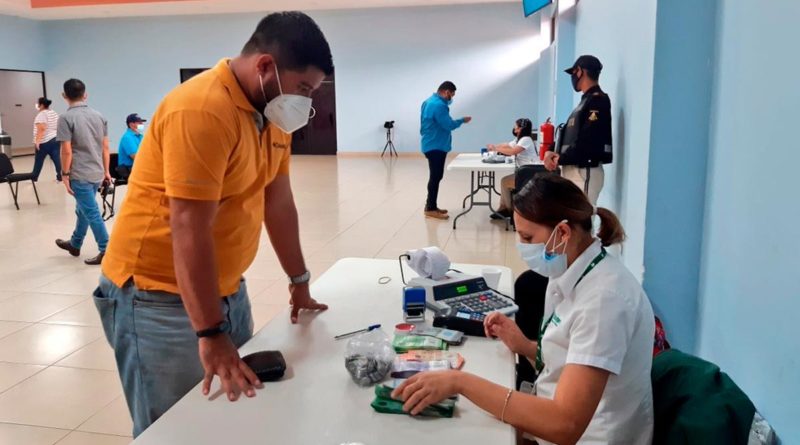 Trabajador del Ministerio de Educación retirando su salario en el auditorio Elena Arellano