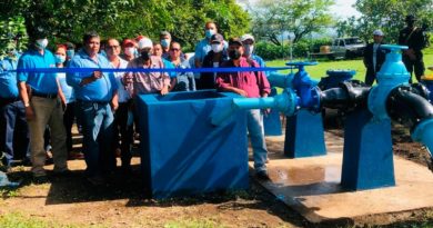 Autoridades de ENACAL junto a familias de Tonalá, Puerto Morazán en Chinandega, inaugurando el pozo de agua potable.