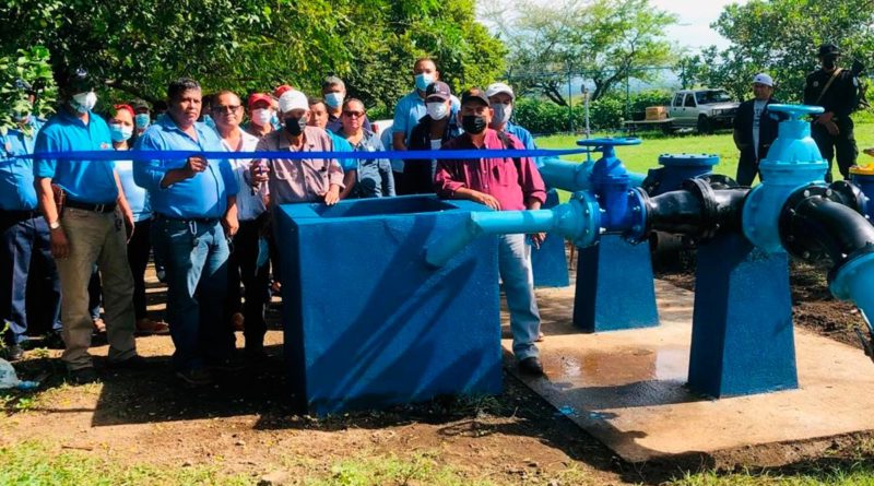 Autoridades de ENACAL junto a familias de Tonalá, Puerto Morazán en Chinandega, inaugurando el pozo de agua potable.