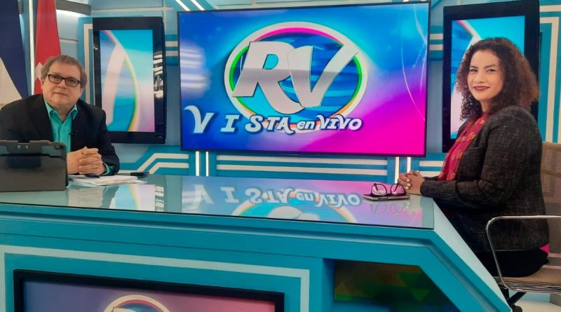 Reyna Rueda, alcaldesa de Managua junto al director de la Revista En Vivo, Alberto Mora.