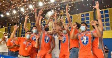 Jugadores del Frente Sur Rivas al coronarse campeón de la Primera División de Voleibol Masculino.