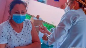 Ciudadana de San Rafael del Sur recibiendo la primera dosis de la vacuna AstraZeneca contra el COVID-19