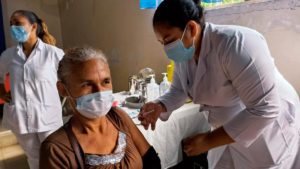 Enfermera del Ministerio de Salud de Nicaragua aplicando vacuna Sputnik V en Managua