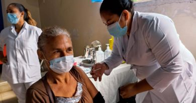 Enfermera del Ministerio de Salud de Nicaragua aplicando vacuna Sputnik V en Managua