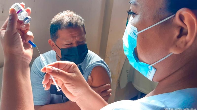 Enfermera del Ministerio de Salud de Nicaragua vacunando contra la COVID-19 a un ciudadano en Managua