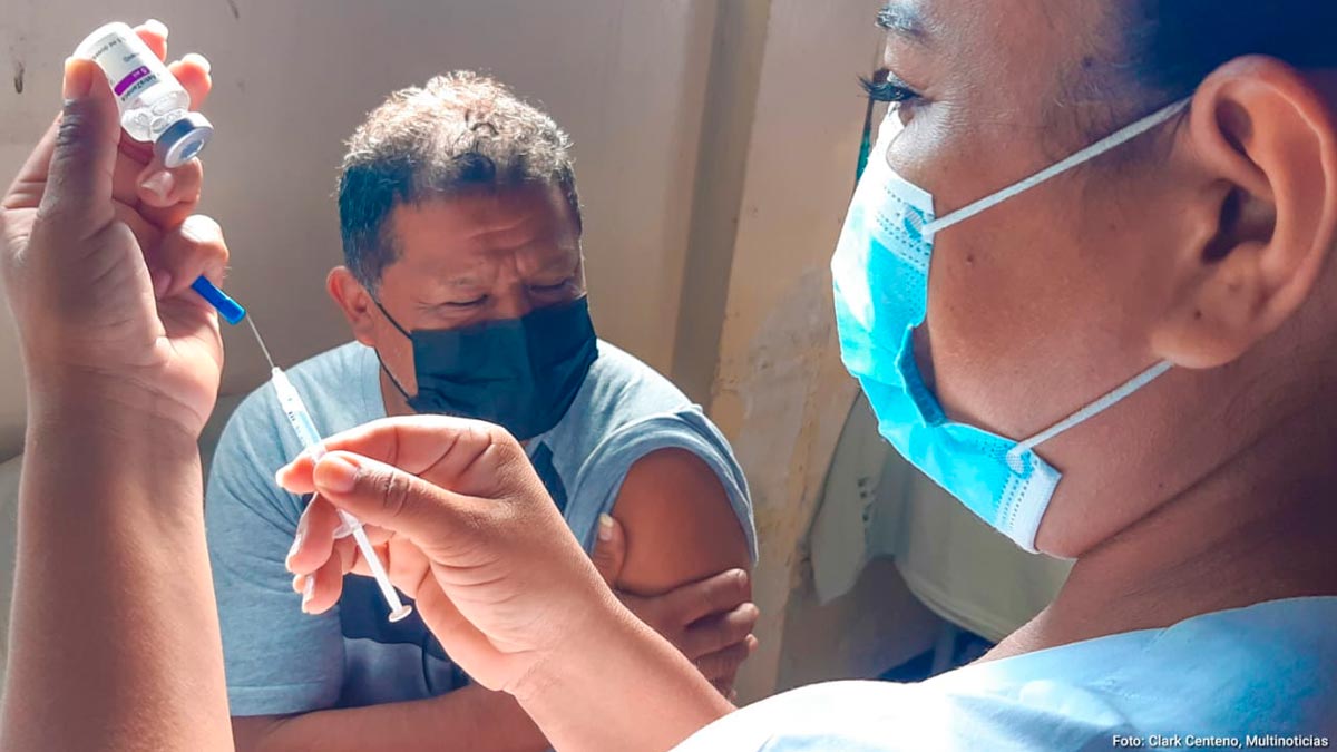 Enfermera del Ministerio de Salud de Nicaragua vacunando contra la COVID-19 a un ciudadano en Managua