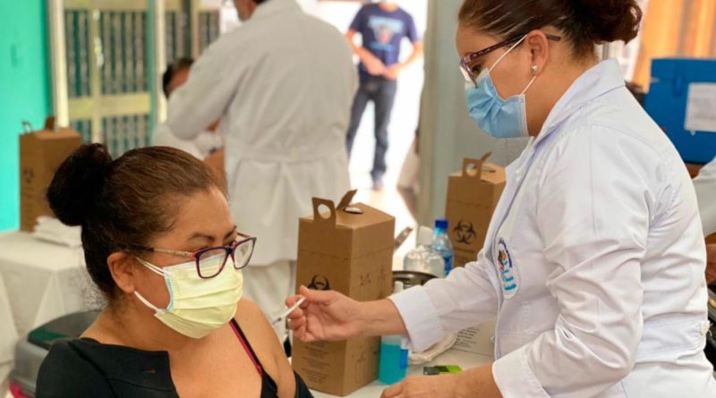 Enfermera del Ministerio de Salud de Nicaragua (MINSA), aplicando la segunda dosis de la vacuna contra el COVID-19 a una ciudadana en Managua.
