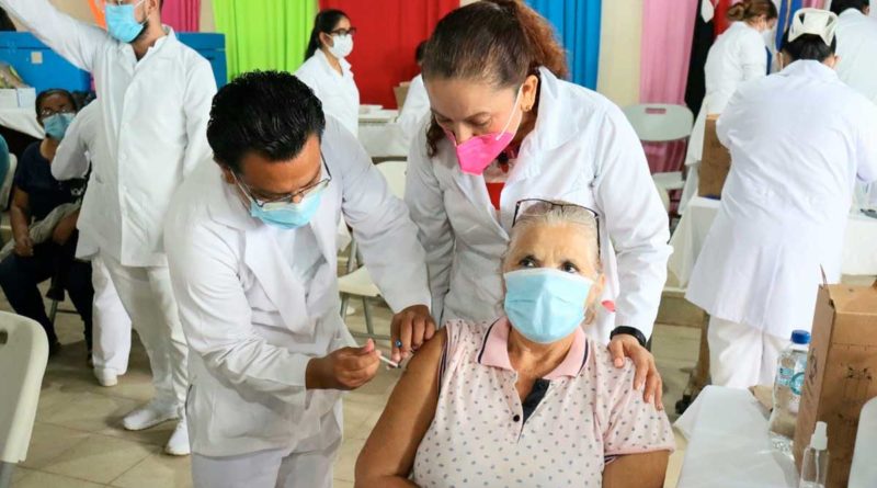 Ministra Sonia Castro acompaña el proceso de vacunación en los distintos hospitales de Managua