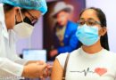 Enfermera del Ministerio de Salud de Nicaragua vacunando a una ciudadana mayor de 30 años en Managua
