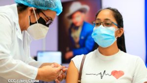 Enfermera del Ministerio de Salud de Nicaragua vacunando a una ciudadana mayor de 30 años en Managua