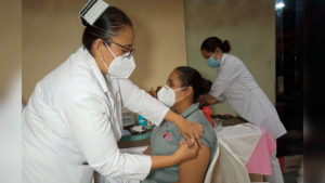 Personal médico del MINSA aplica vacuna contra el Covid-19 a pobladores de Juigalpa