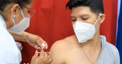 Médicos del MINSA aplican vacuna contra el Covid-19 a una persona en Managua