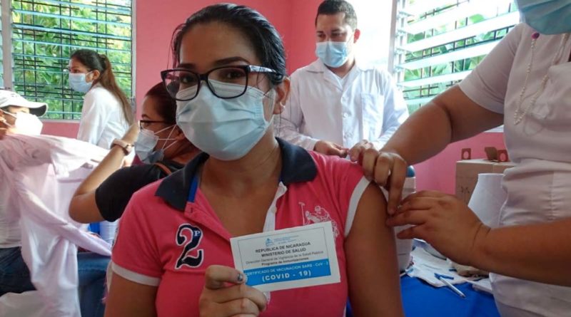 Médico del Ministerio de Salud aplica vacuna contra el Covid-19 a pobladora de Nindirí