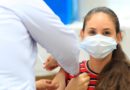 Médicos del MINSA aplican vacuna contra el Covid-19, AstraZeneca a una persona en Managua