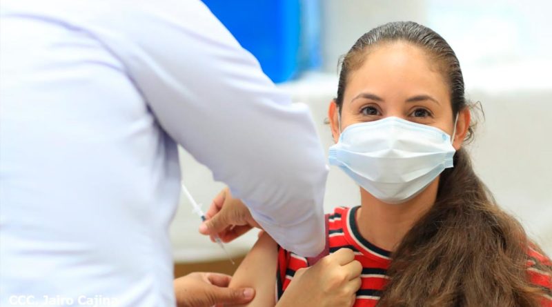 Médicos del MINSA aplican vacuna contra el Covid-19, AstraZeneca a una persona en Managua