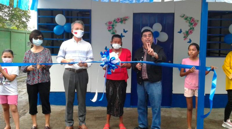 Representantes de la Alcaldía de Managua y la Embajada de Taiwán, junto a la Protagonista Elsa Sofía Orozco Aguirre, en la entrega de Vivienda Digna en el Barrio Pedro Betancourt, Distrito VII.