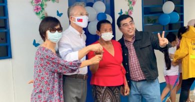 Autoridades de la Alcaldía de Managua y Embajada de Taiwán junto a la protagonista de la nueva vivienda digna