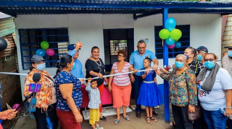 Entrega de una de las viviendas en Ciudad Sandino