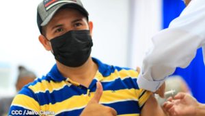 Ciudadano nicaragüense siendo vacunado contra la COVID-19 por una enfermera del Ministerio de Salud (MINSA).