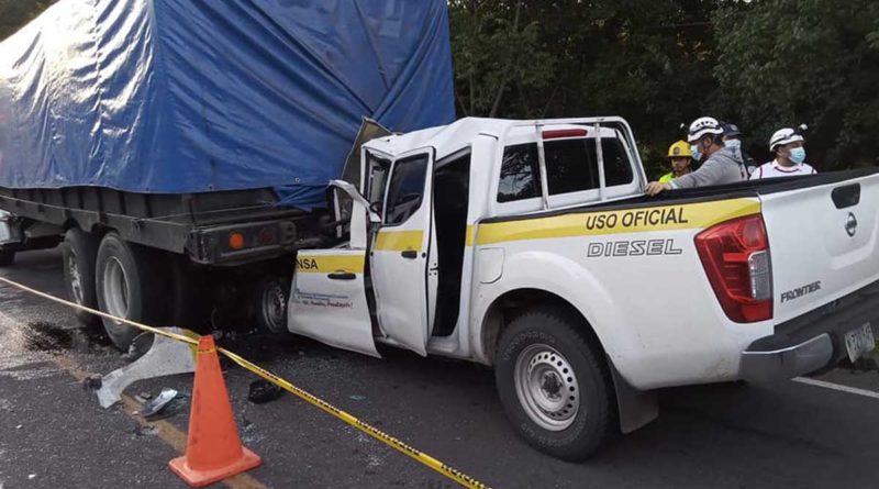 Vista de la camioneta tras impactar contra el camión que se encontraba estacionado sobre la carretera