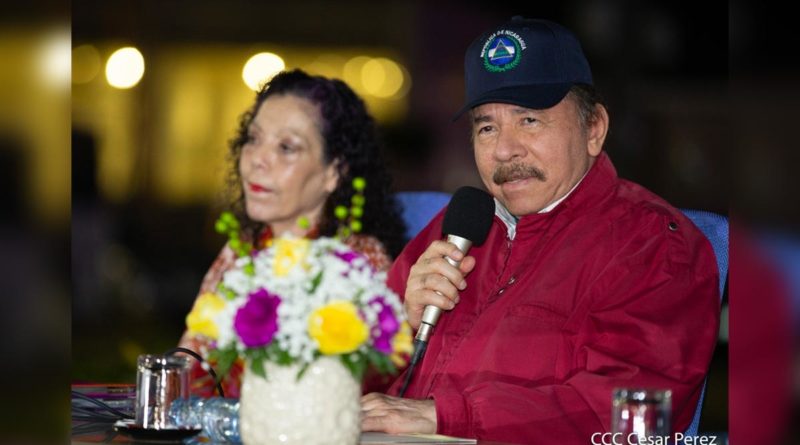 Presidente-Comandante-Daniel y Compañera Rosario en Acto de Entrega de 250 Buses nuevos